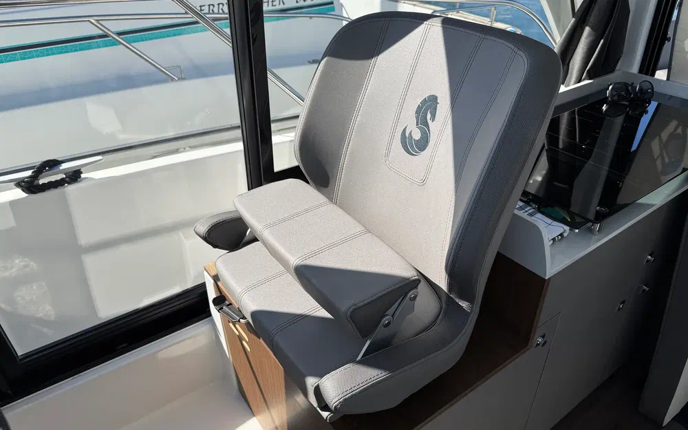 slider 18 Beneteau Antares 9 OB