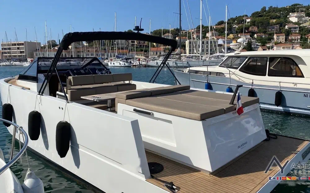 slider 6 De Antonio Yachts D33 Cruiser