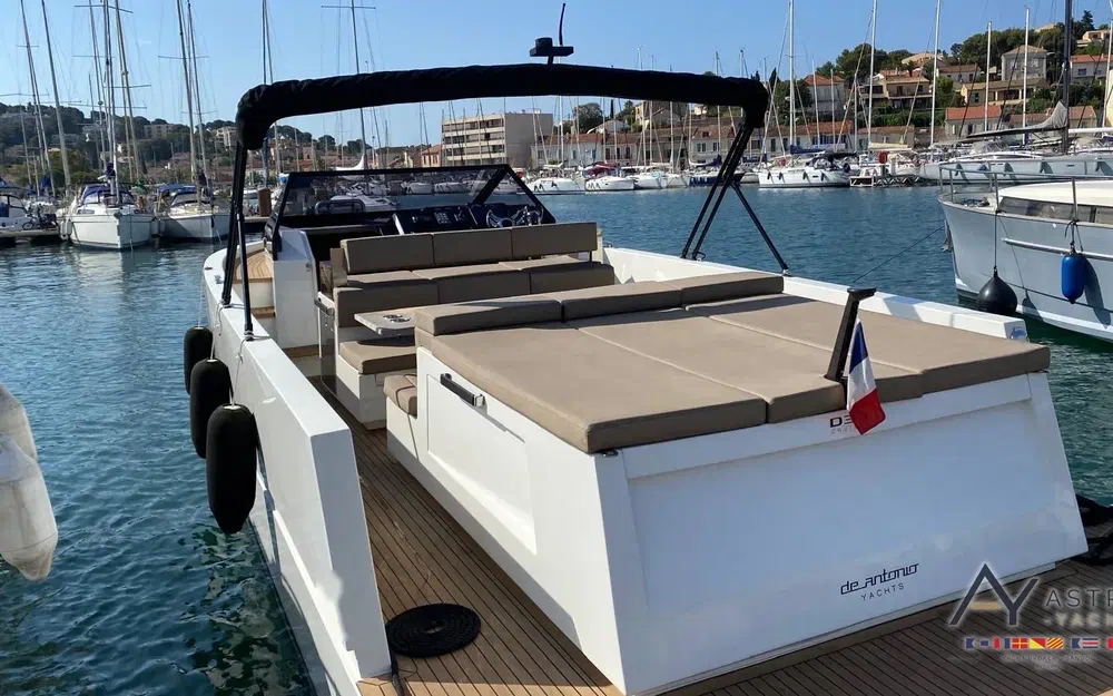 slider 7 De Antonio Yachts D33 Cruiser