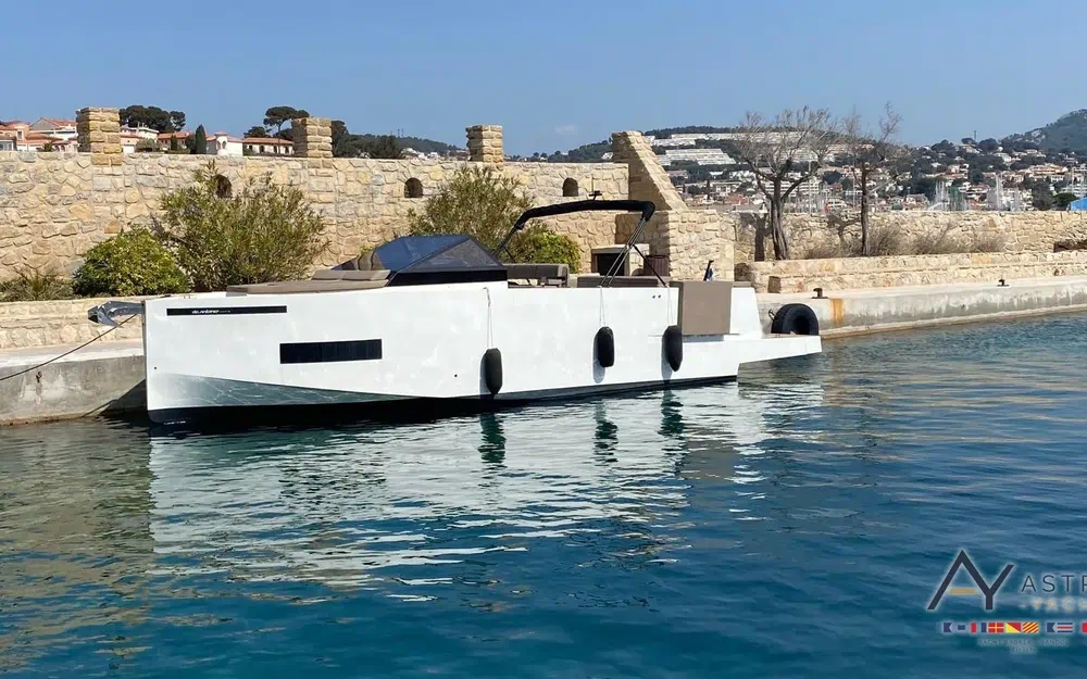 slider 5 De Antonio Yachts D33 Cruiser