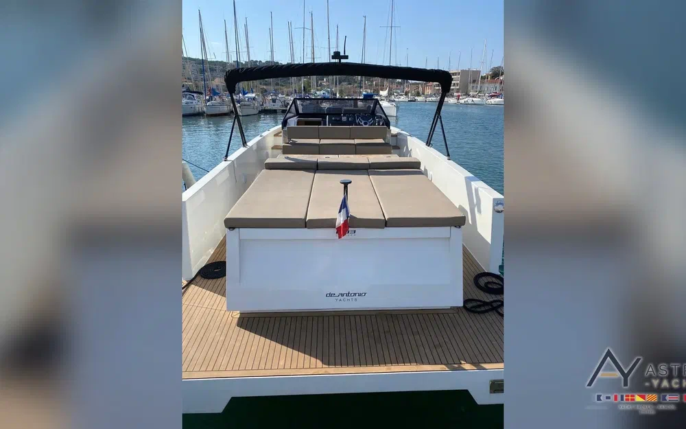 slider 9 De Antonio Yachts D33 Cruiser