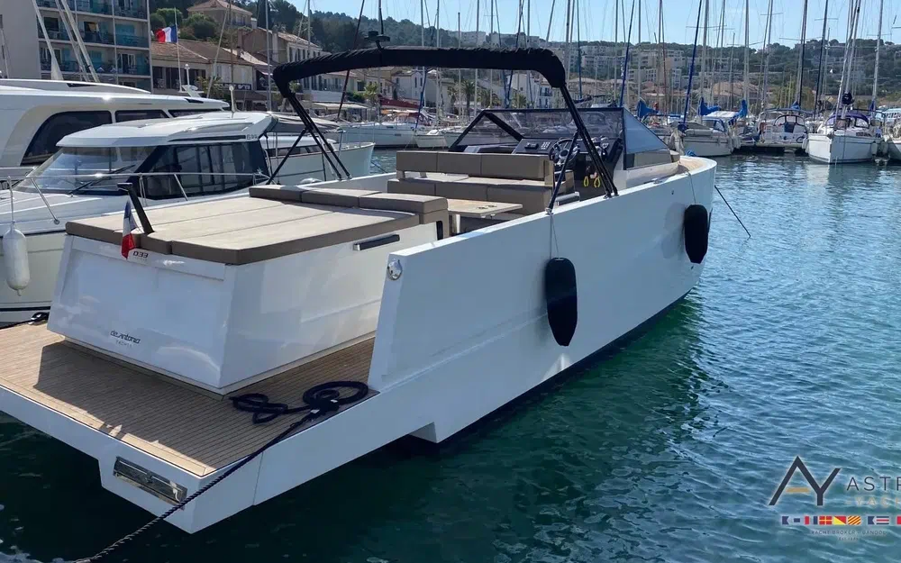 slider 8 De Antonio Yachts D33 Cruiser