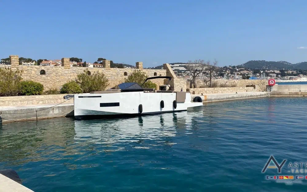 slider 3 De Antonio Yachts D33 Cruiser