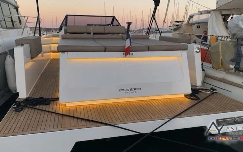 slider 10 De Antonio Yachts D33 Cruiser