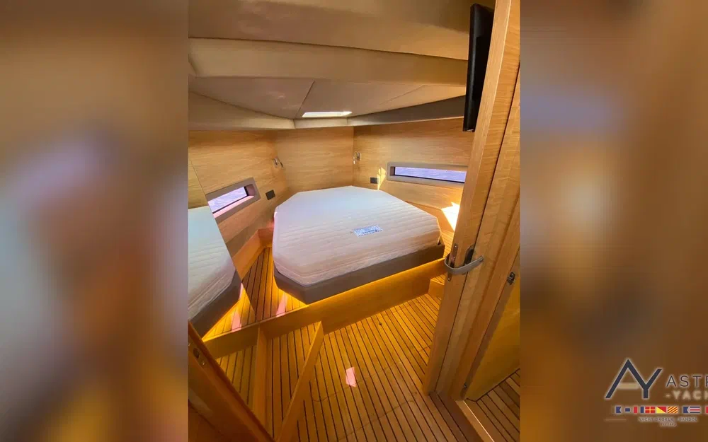 slider 11 De Antonio Yachts D33 Cruiser
