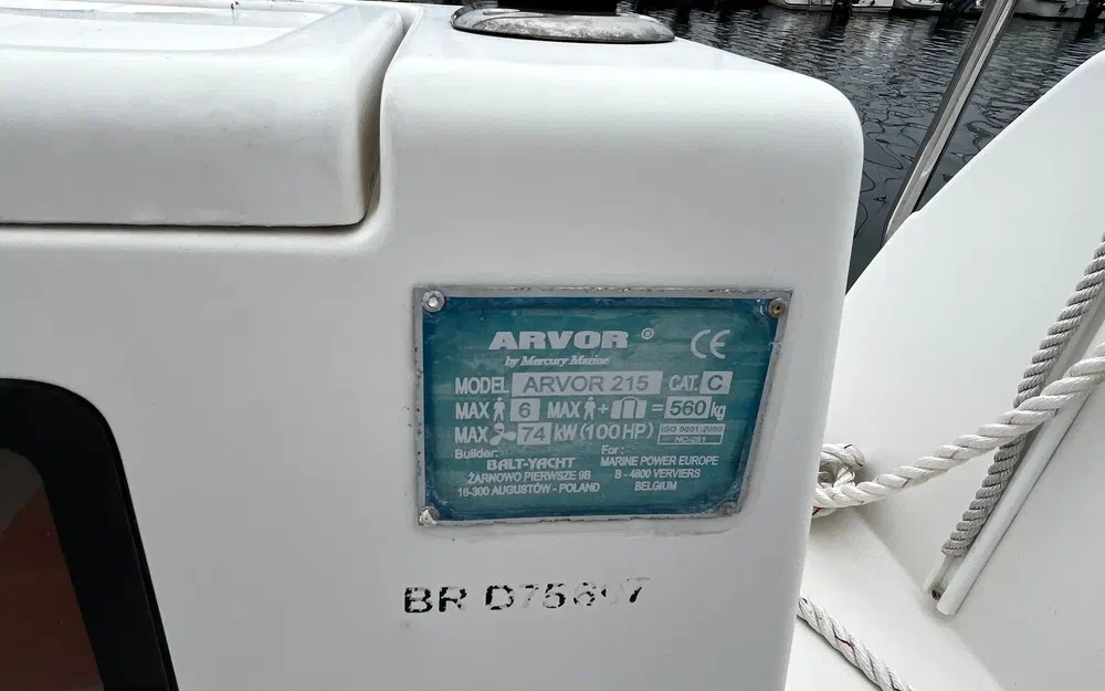 slider 8 Arvor 215