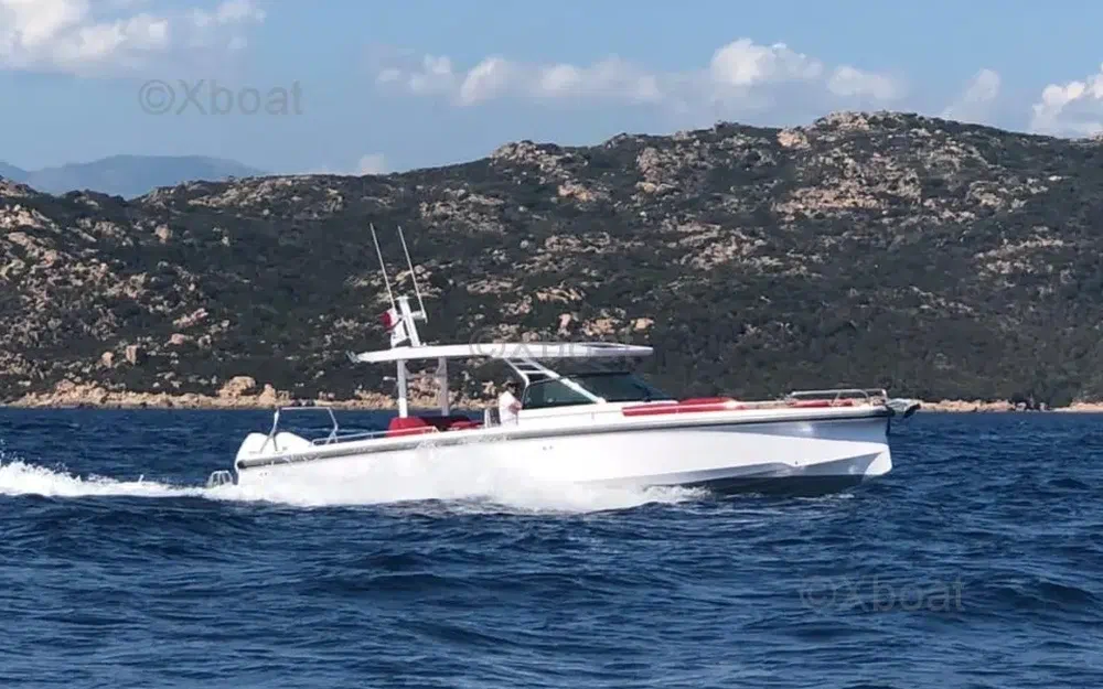 slider 1 Axopar 37 Cabin