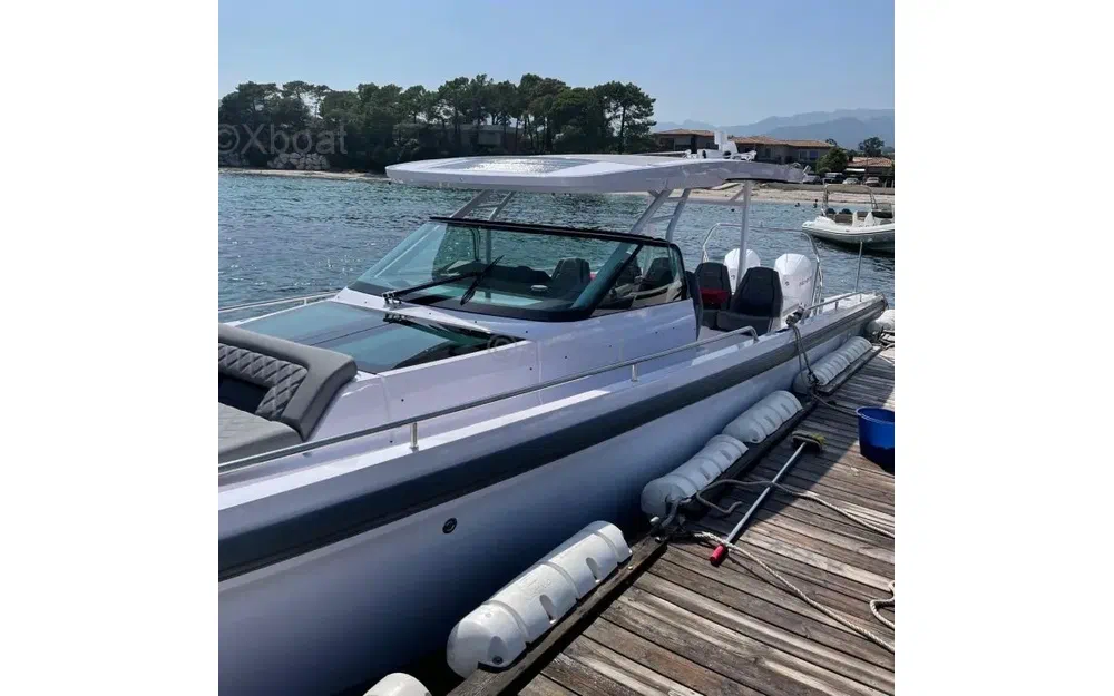 slider 4 Axopar 37 Cabin