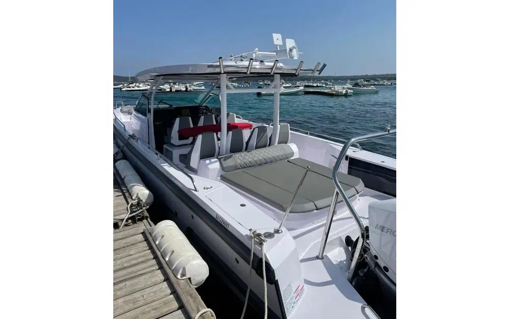 slider 5 Axopar 37 Cabin