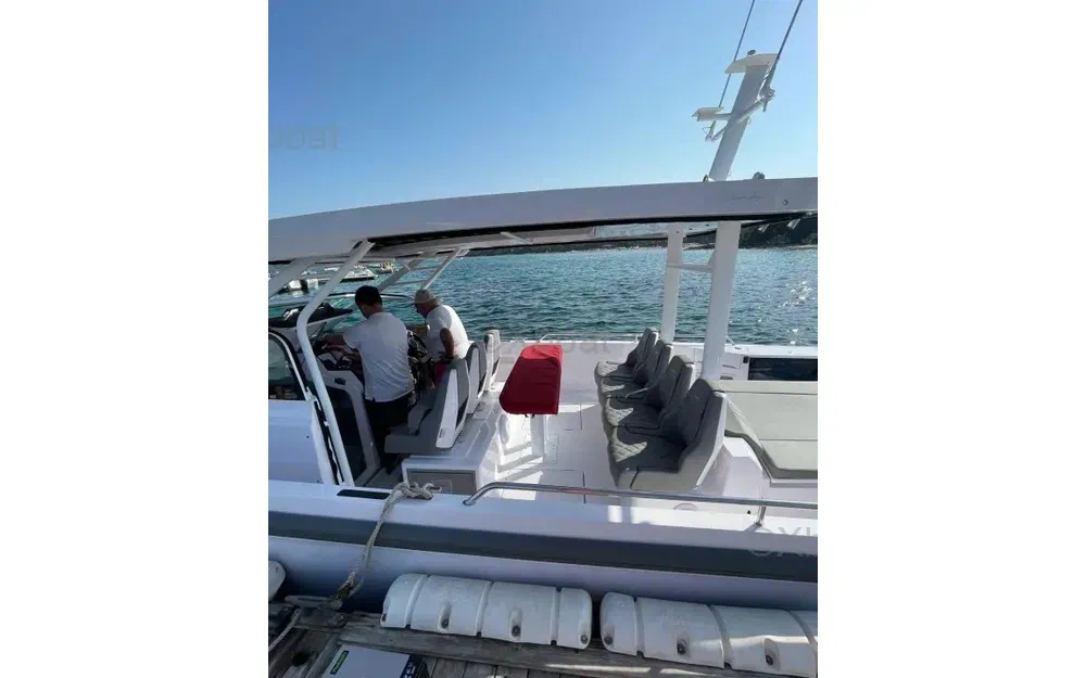 slider 6 Axopar 37 Cabin