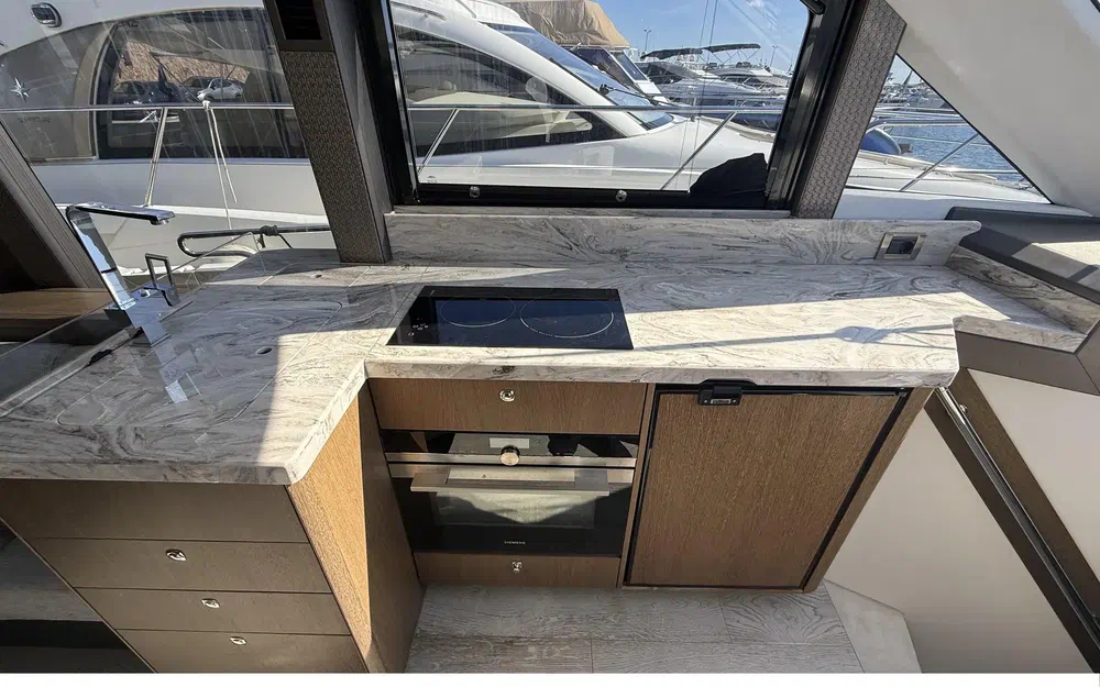 slider 6 Galeon 400 Fly
