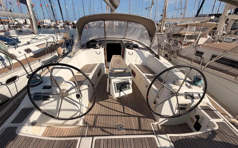 slider 1 Beneteau Oceanis 43