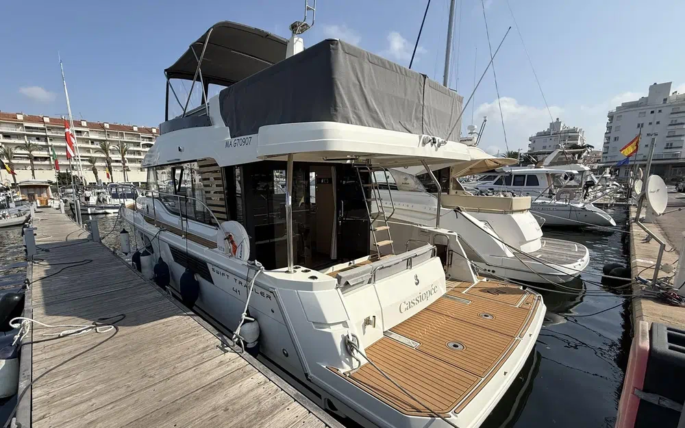 slider 3 Beneteau Swift Trawler 41 Fly