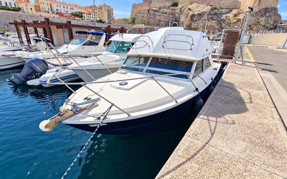 slider 1 Bertram 28 Flybridge