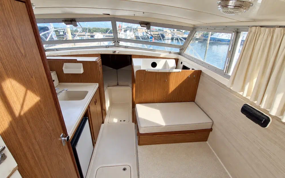 slider 7 Bertram 28 Flybridge