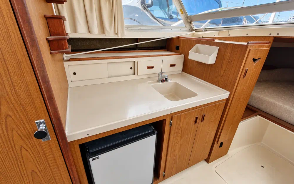 slider 10 Bertram 28 Flybridge