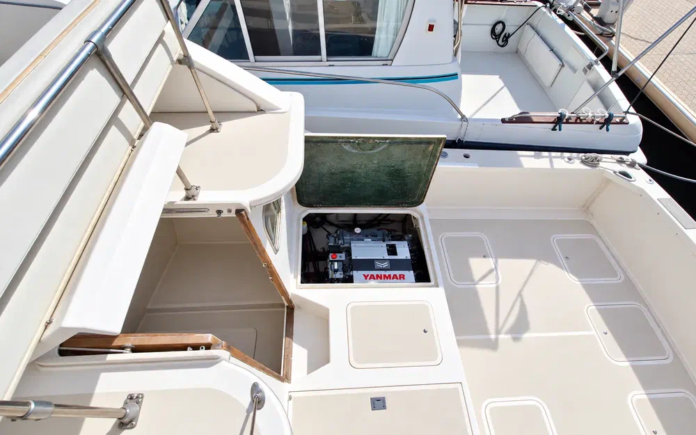 slider 6 Bertram 28 Flybridge