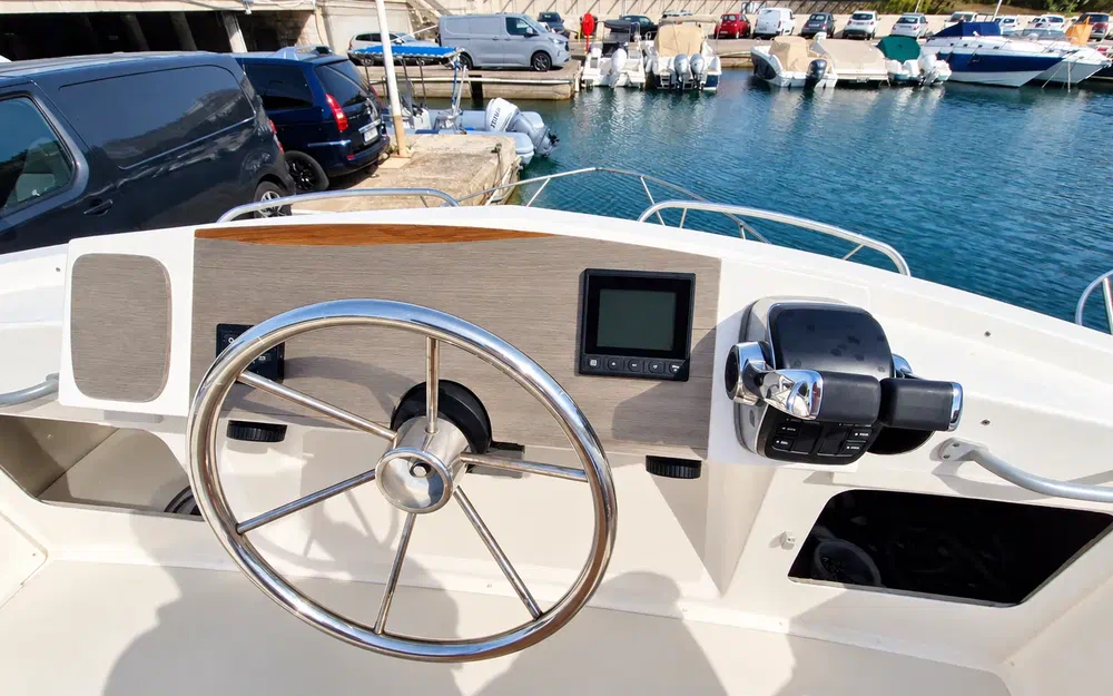 slider 5 Bertram 28 Flybridge