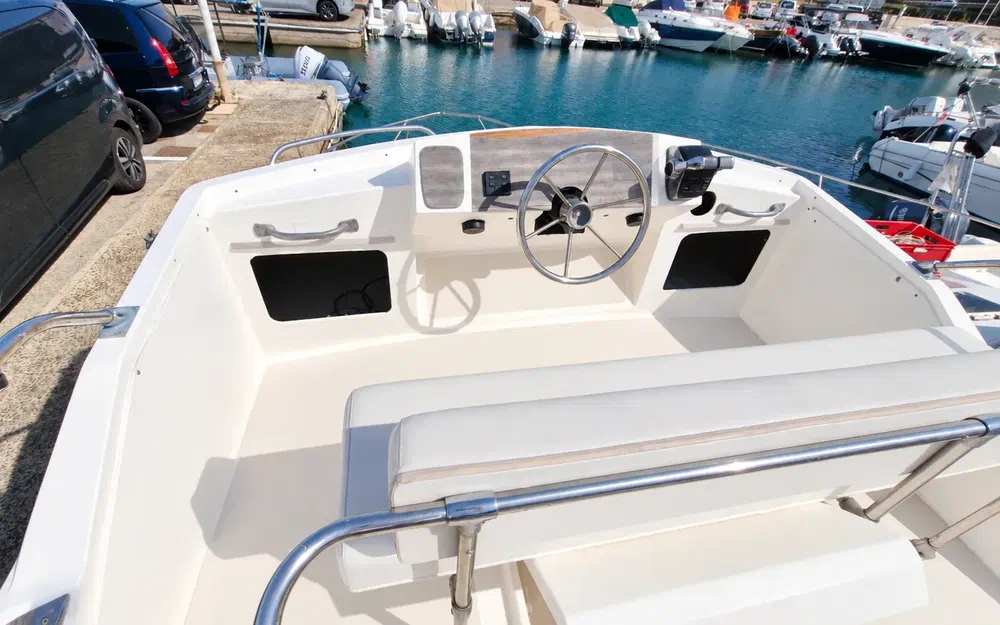 slider 4 Bertram 28 Flybridge