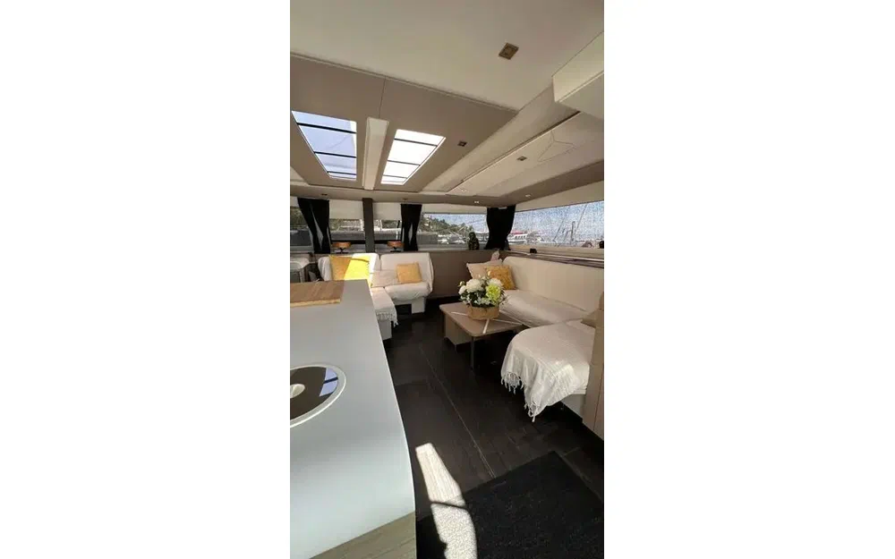 slider 1 Fountaine Pajot Aura 51