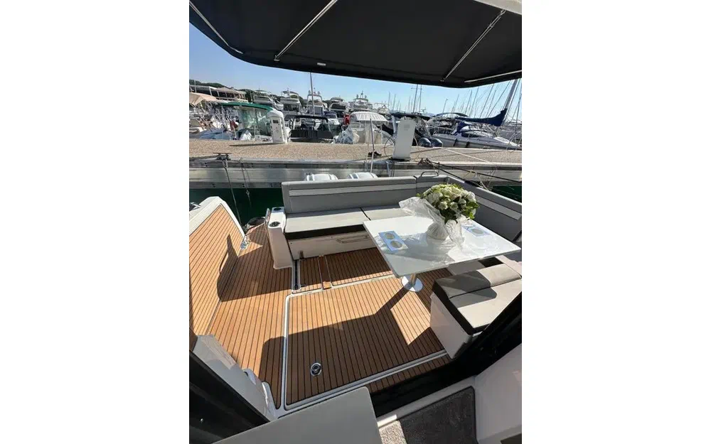 slider 7 Jeanneau Merry Fisher 1095 coupé