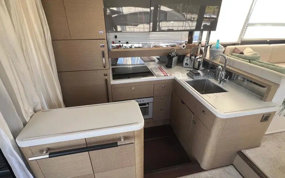 slider 9 Prestige Yachts 560 S