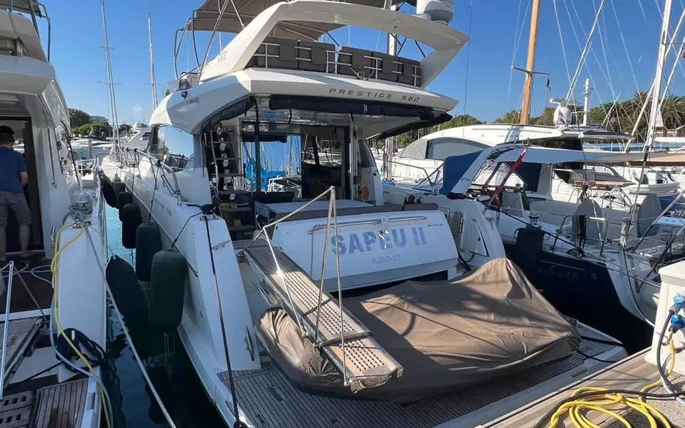 slider 1 Prestige Yachts 560 S