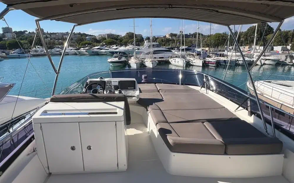 slider 3 Prestige Yachts 560 S