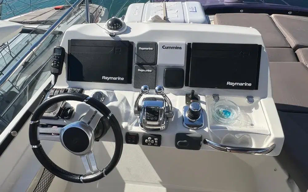slider 5 Prestige Yachts 560 S