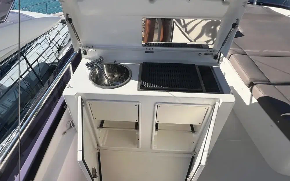slider 6 Prestige Yachts 560 S