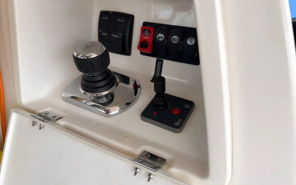 slider 9 Prestige Yachts 560 Fly