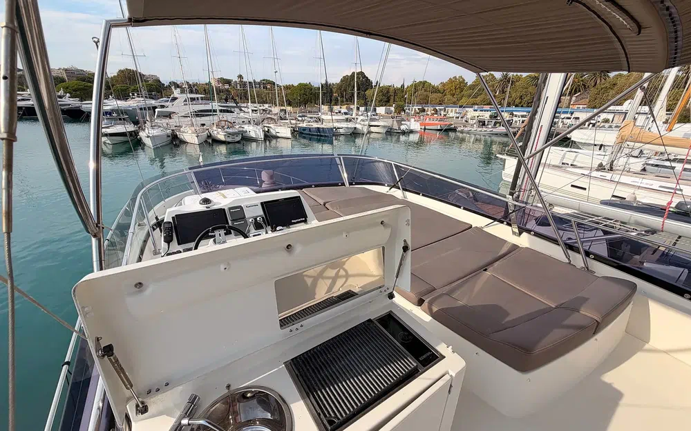 slider 16 Prestige Yachts 560 Fly