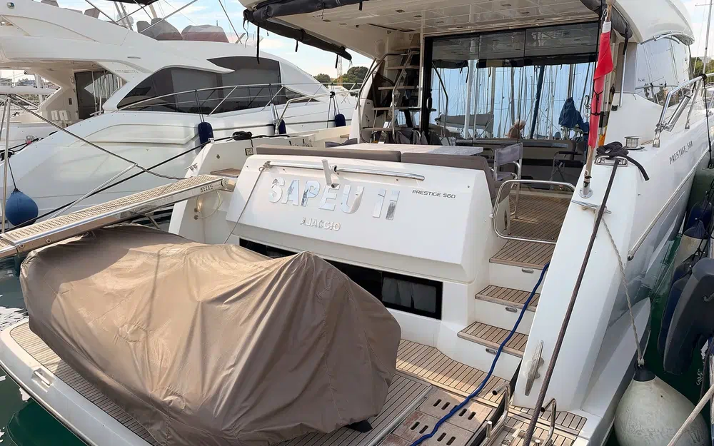 slider 18 Prestige Yachts 560 Fly