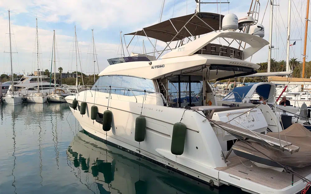 slider 1 Prestige Yachts 560 Fly