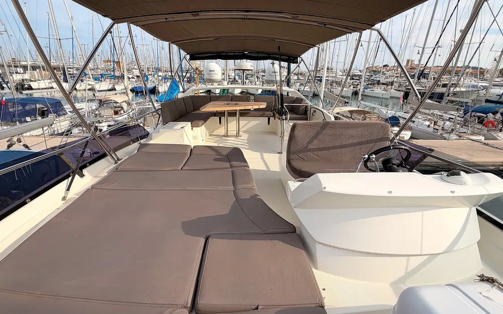 slider 2 Prestige Yachts 560 Fly