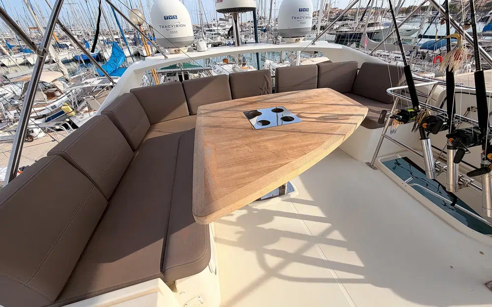 slider 3 Prestige Yachts 560 Fly