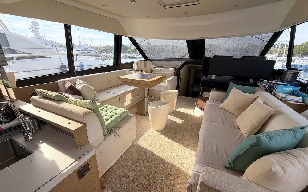 slider 6 Prestige Yachts 560 Fly