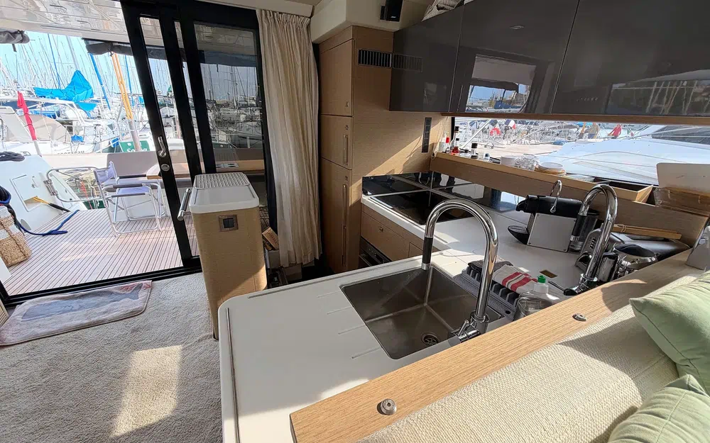slider 7 Prestige Yachts 560 Fly