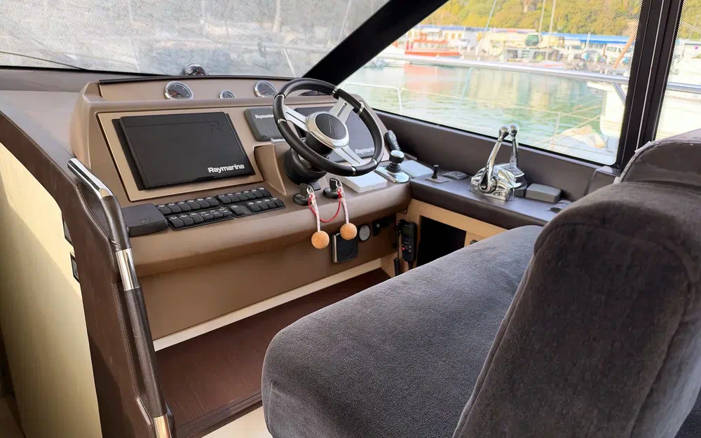 slider 8 Prestige Yachts 560 Fly