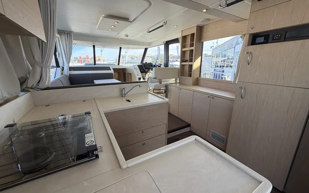 slider 3 Beneteau Swift Trawler 41 Fly