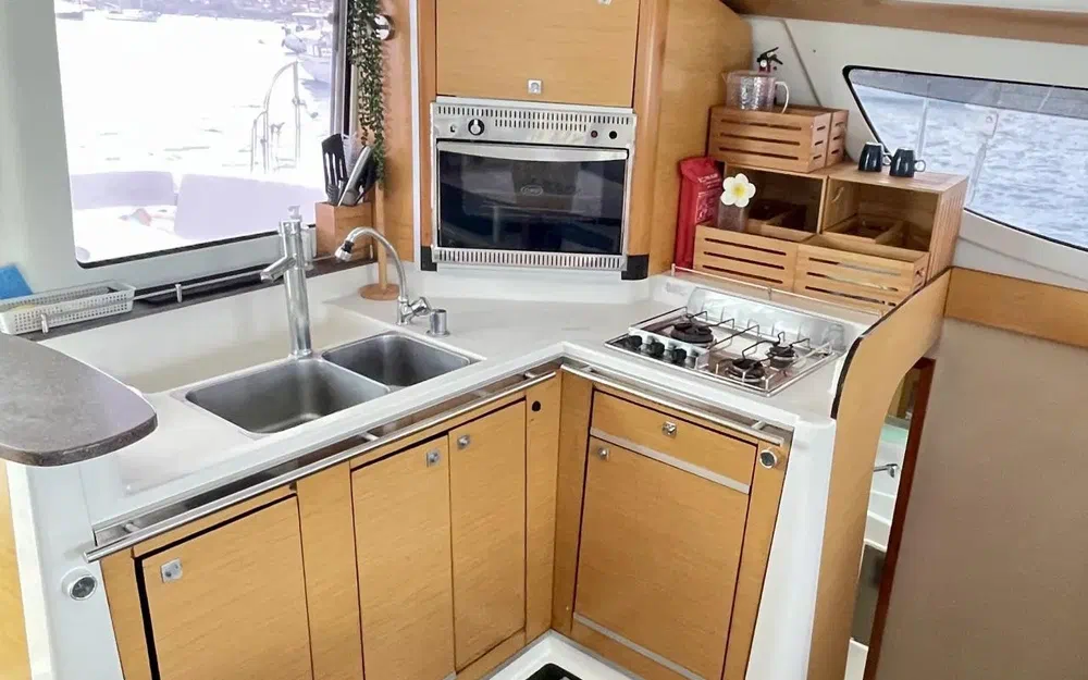 slider 18 Fountaine Pajot Lipari 41 Evolution Quatuor