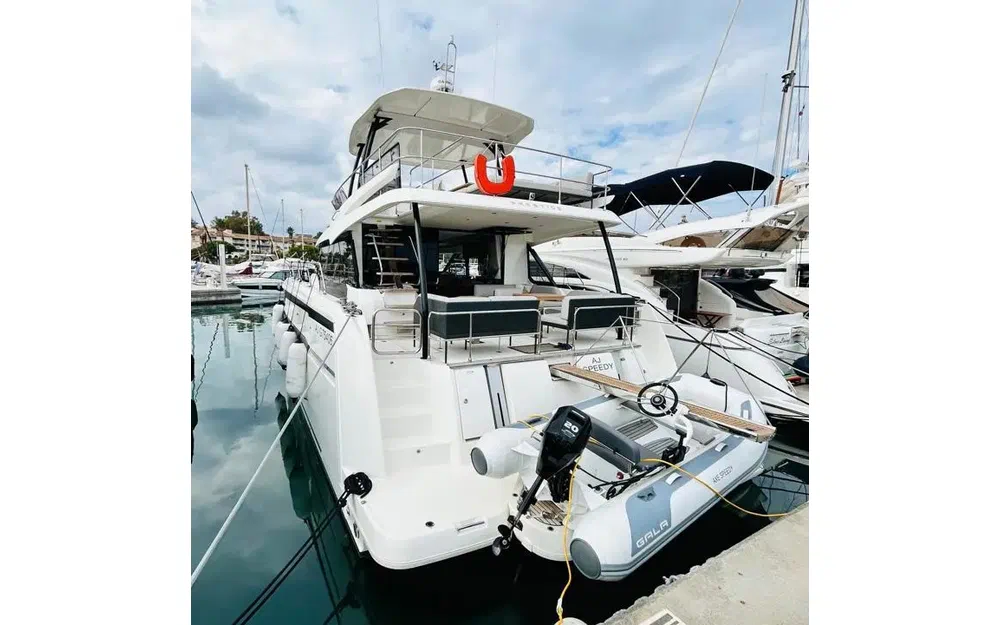 slider 0 Prestige Yachts M48