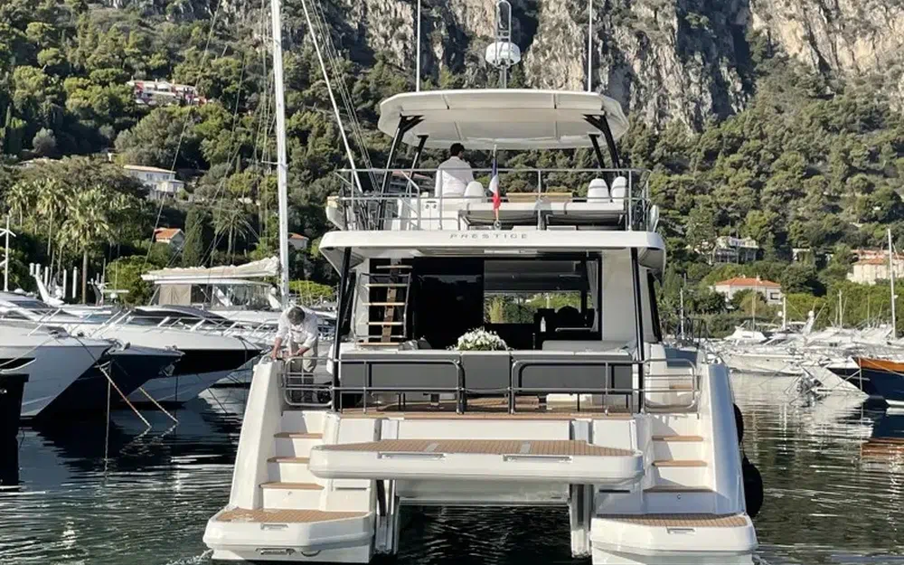 slider 1 Prestige Yachts M48