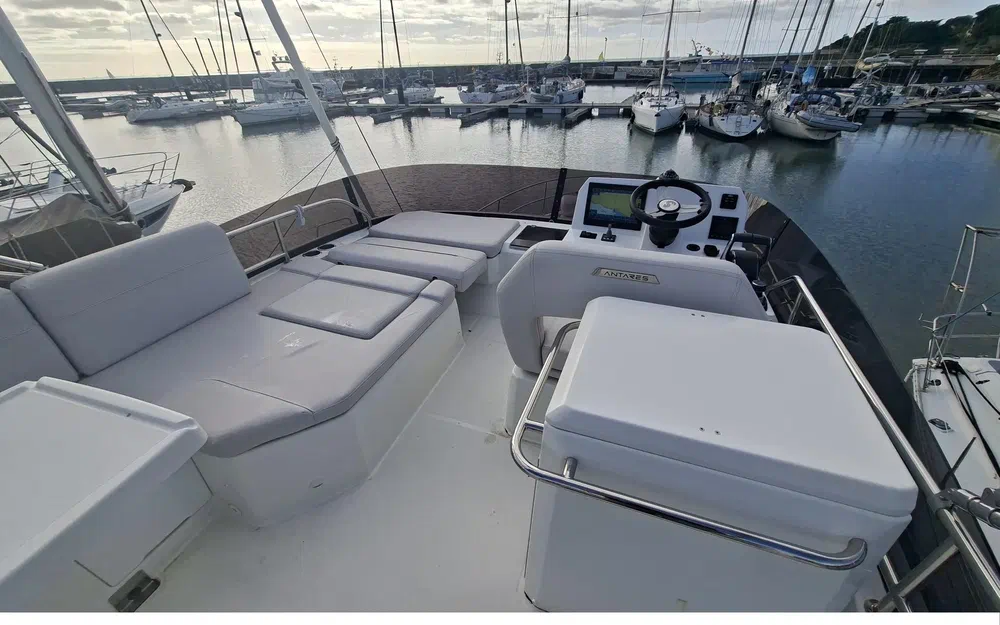 slider 4 Beneteau Antares 12