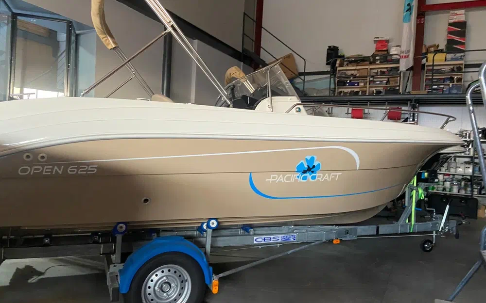 slider 5 Pacific Craft 625 Open