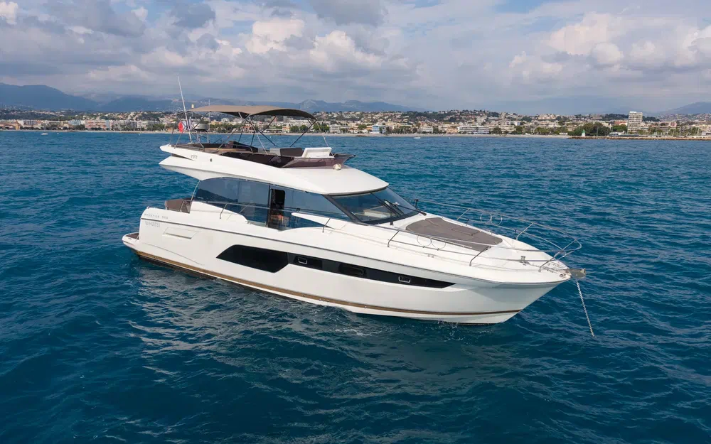 slider 0 Prestige Yachts 520 Fly