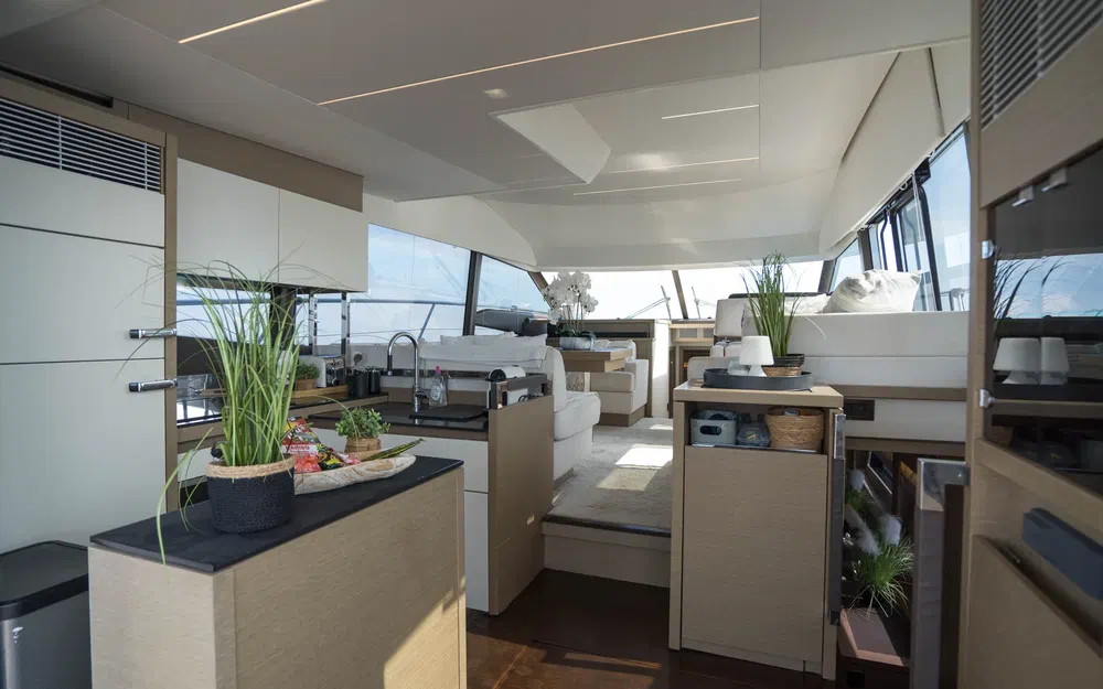 slider 9 Prestige Yachts 520 Fly