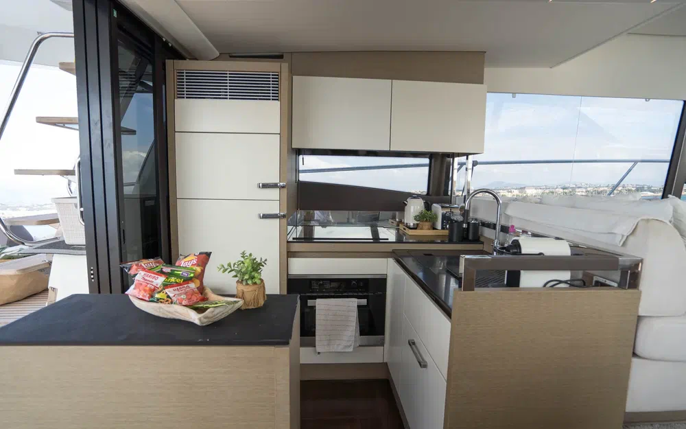 slider 10 Prestige Yachts 520 Fly