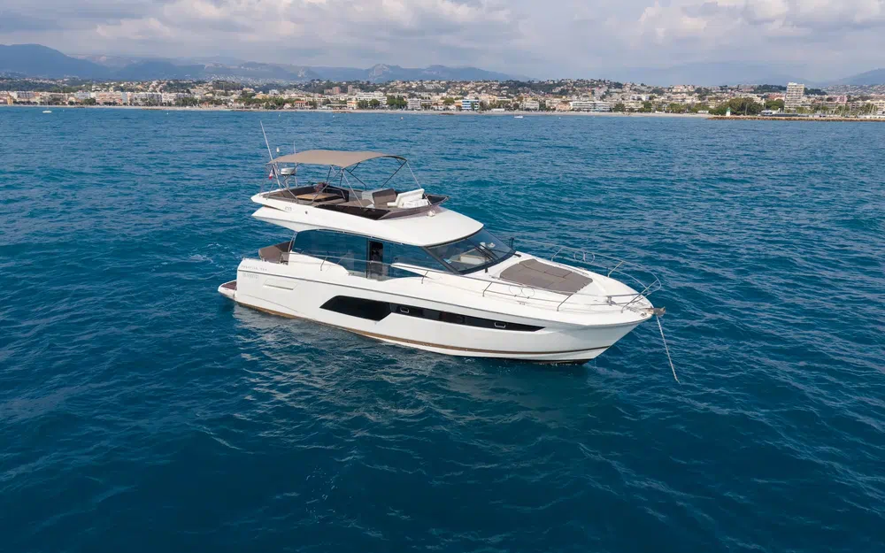 slider 1 Prestige Yachts 520 Fly