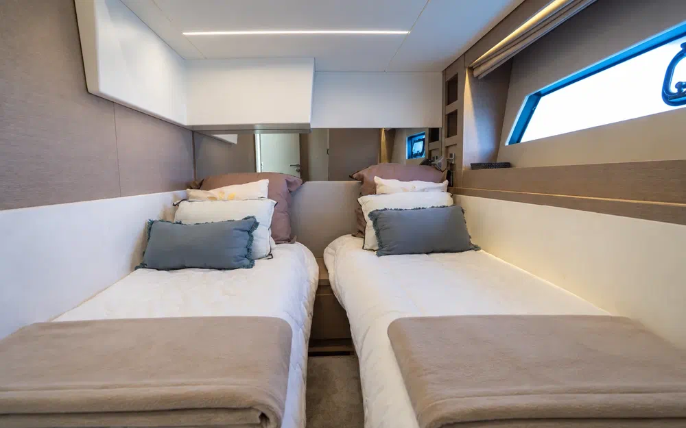 slider 19 Prestige Yachts 520 Fly